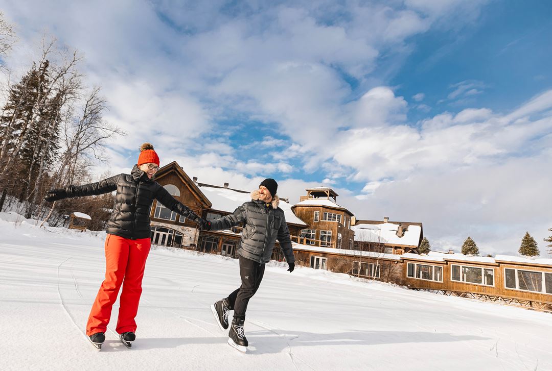 Couple en patin à l'Auberge du Lac Taureau